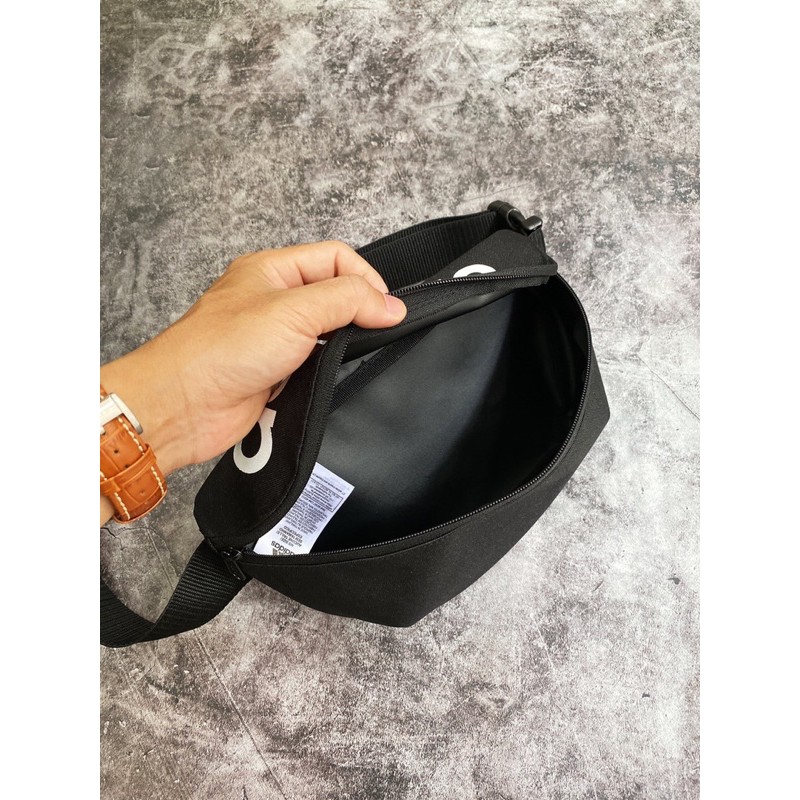 Túi đeo chéo daily waist đen hoạ tiết chữ