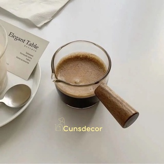 Cốc đong cà phê bằng thủy tinh có tay cầm bằng gỗ tiện lợi - cunsdecor