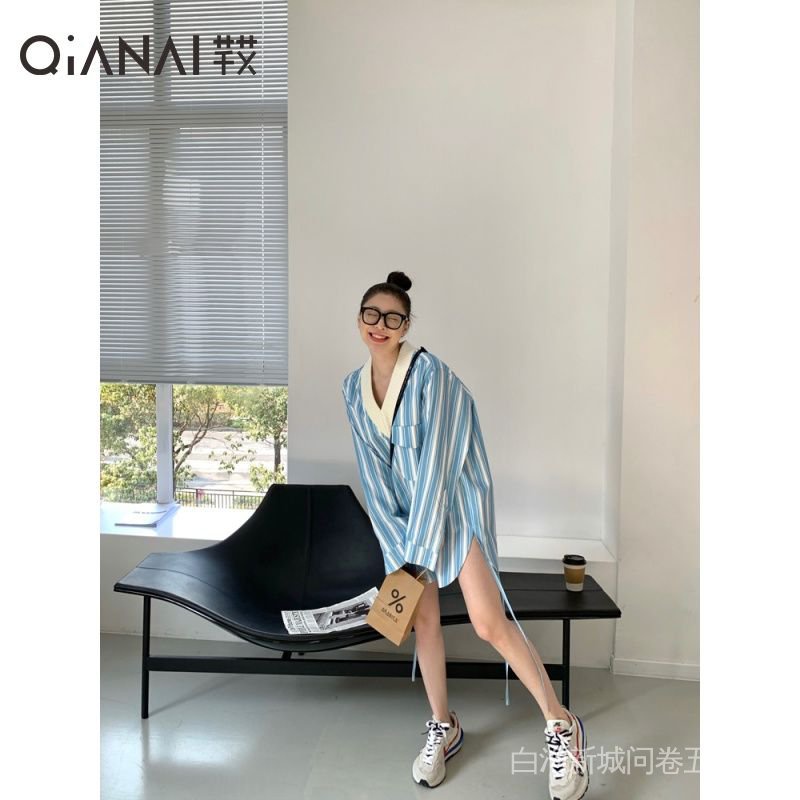 Qianai Hot Girl Niche Thiết Kế Cổ Chữ V Phối Sọc Dọc Màu Xanh Dương Trắng Dài Trung Bình