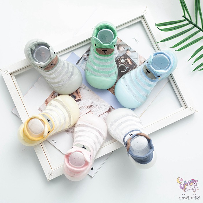 Giày thoáng khí mang trong nhà họa tiết dễ thời trang cho trẻ em