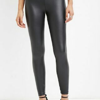 Quần legging giả da F21