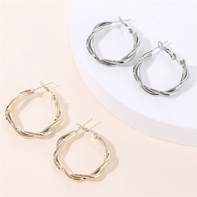 Khuyên tai kim loại mặt tròn thiết kế hợp thời trang