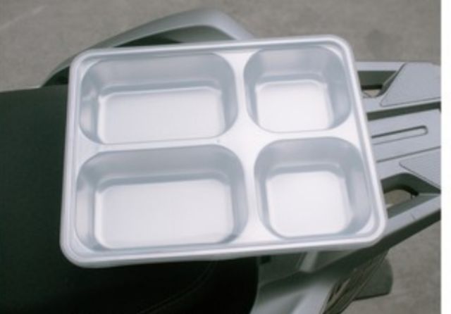 Khay ăn cơm inox 4 ngăn sâu lòng.