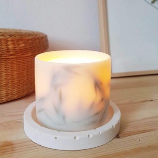 Bộ sản phẩm: đế đỡ nến, nến và tealight. Nến thơm hương cam ngọt và lá quế. Tealight trang trí cành yến mạch khô.
