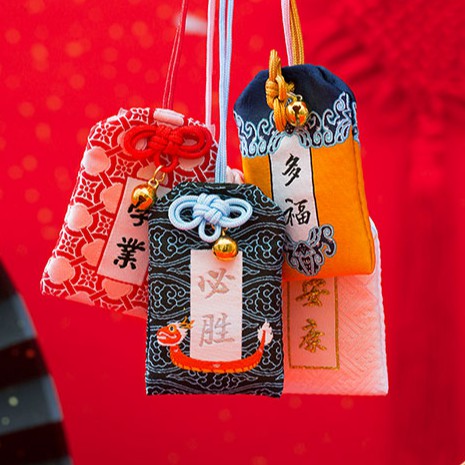 Túi Phước May Mắn Omamori Bọc Vỏ Silicon tặng Đá Ngũ Sắc