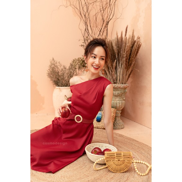 [COSMO Design] Xòe Đỏ Vai Lệch Đai Chần Chỉ