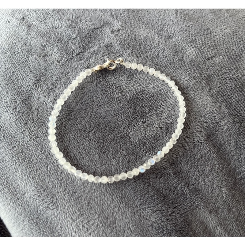 Vòng tay đá mặt trăng loại hạt giác size bé 3.5 li