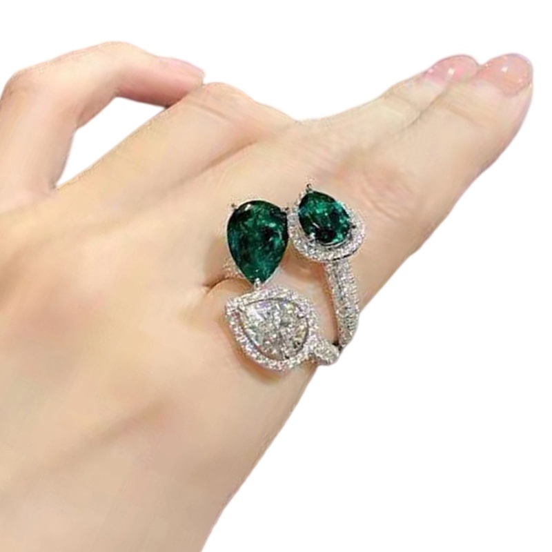 Nhẫn Đeo Tay Đính Ngọc Lục Bảo Họa Tiết Chim Công Độc Đáo