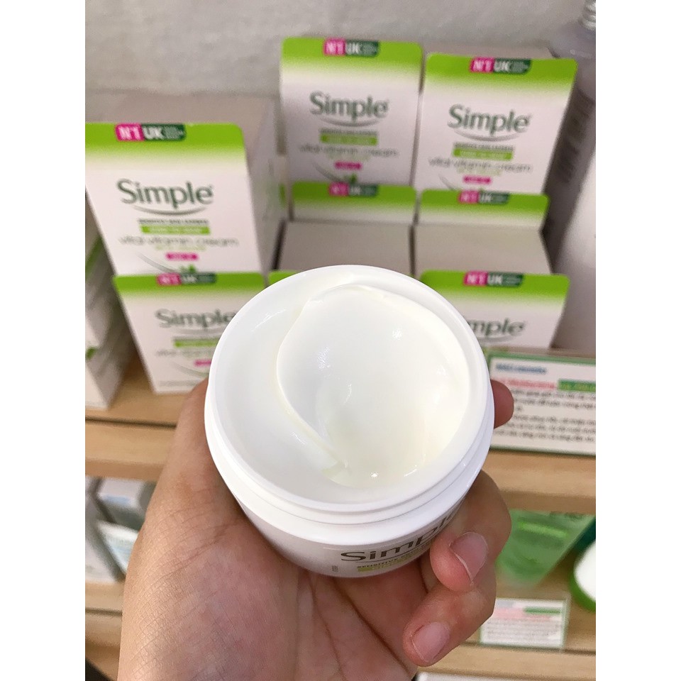 Kem dưỡng da ban ngày Simple Kind To Skin Vital Vitamin Day Cream SPF 15 UVA/UVB