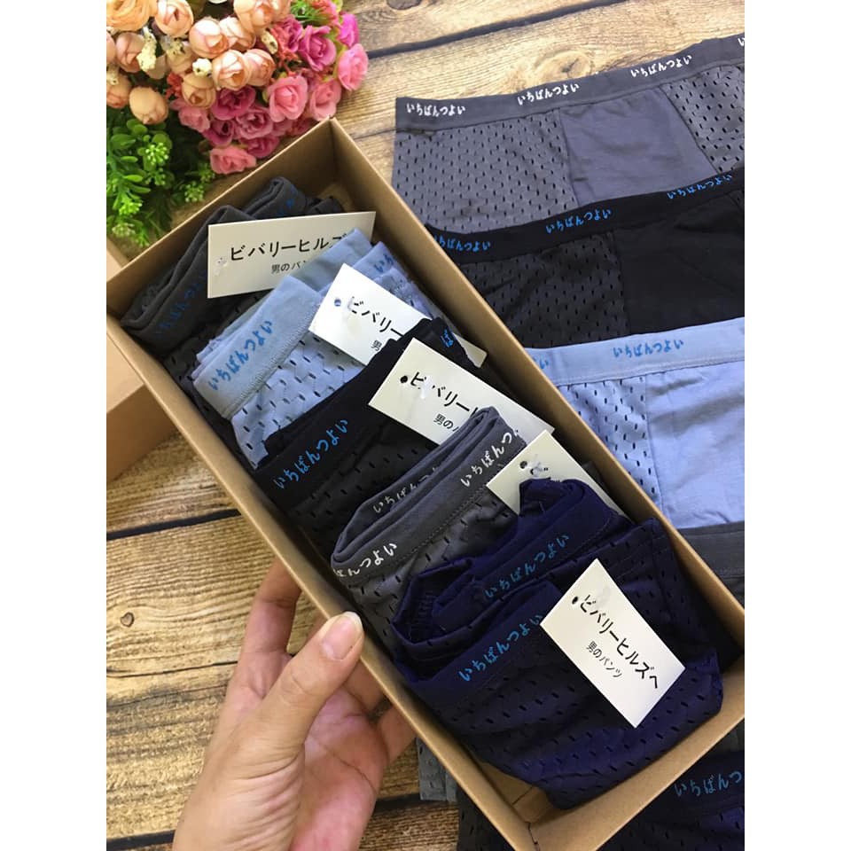 Một chiếc quần sịp đùi Muji thông hơi thoáng khí dành cho nam..