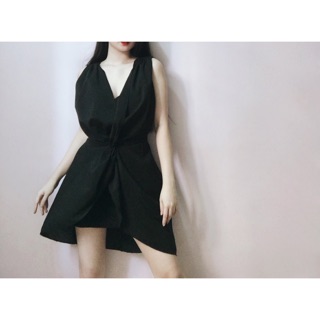 Đầm voan xoắn eo cổ v
