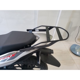 Baga Givi MV xe Winner X, dễ dàng lắp đặt tại nhà.