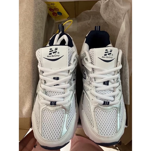 Giày thể thao unisex dành cho cả nam và nữ 2023