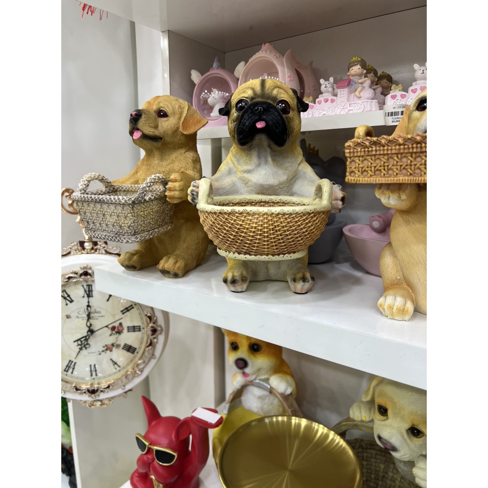 Tượng chó vàng xách giỏ