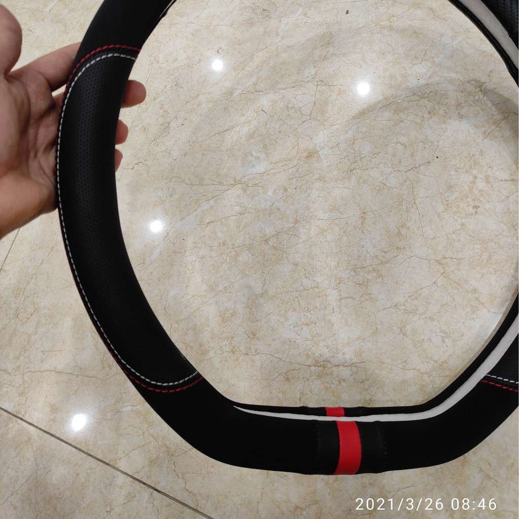 Bọc vô lăng chữ D vân carbon thể thao cao cấp.