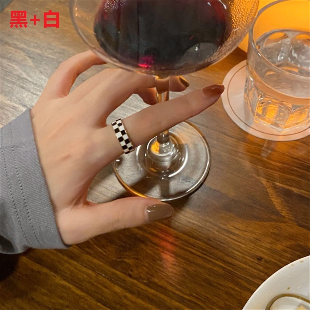 Nhẫn Đeo Tay Họa Tiết Ô Vuông Trắng Đen Thời Trang Hàn Quốc Cho Nữ