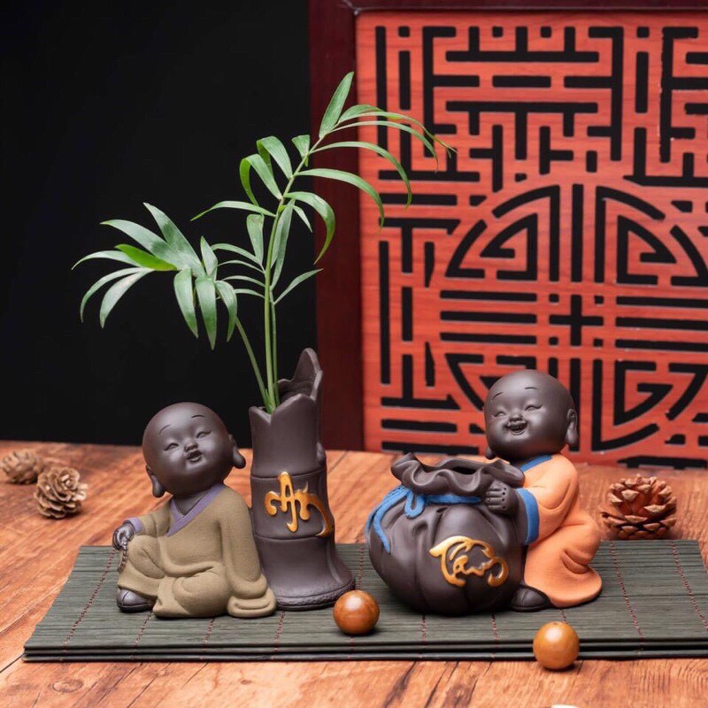 Tượng chú tiểu ôm chậu cây phong thuỷ - trồng cây, cắm hoa để bàn