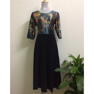 Đầm nhung phối chân xoè