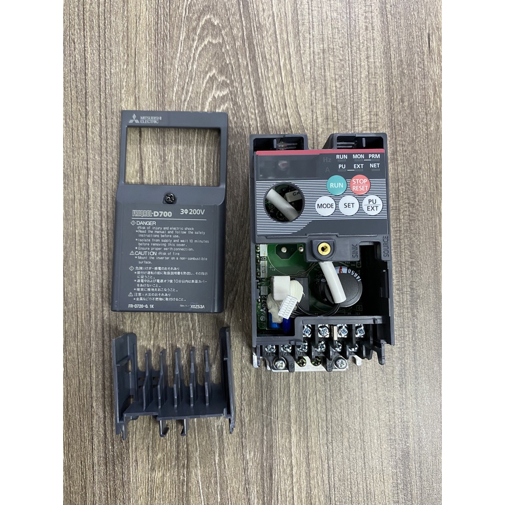 Biến tần MITSUBISHI  FR-D720-0.1K  KHÔNG CÓ BOARD ĐIỀU KHIỂN nguồn 220VAC công suất 100W