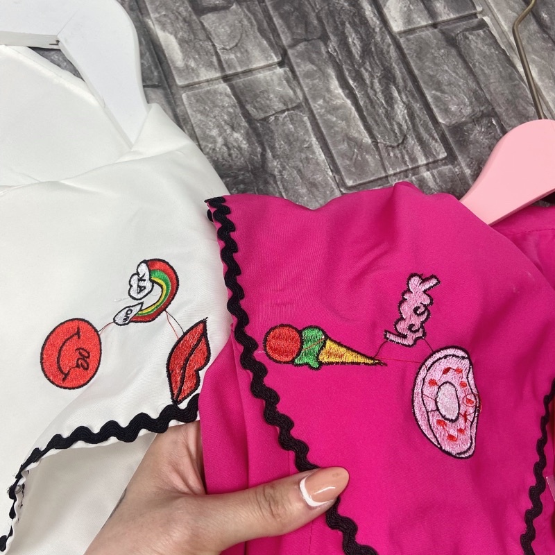 Áo sơ mi cổ viền bèo thêu hình Áo sơ mi trắng hồng dáng babydoll chất thô lụa
