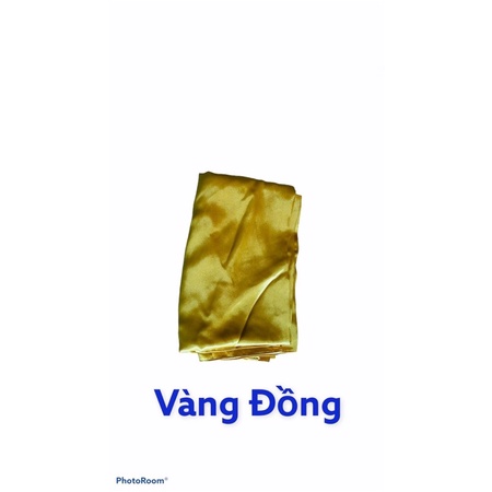 Quần phi bóng màu vàng đồng, kết hợp với áo dài truyền thống, hiện đại