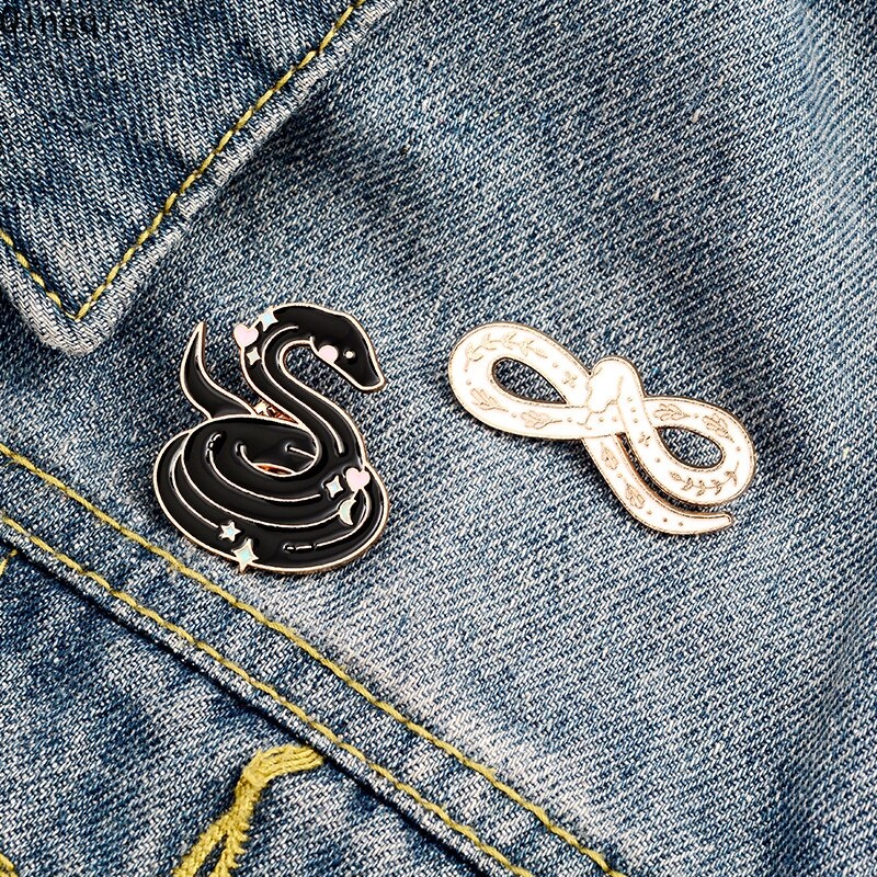 Ghim cài áo MISS ZOE hình rắn màu trắng/ đen phong cách gothic