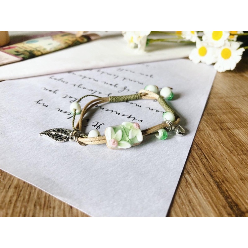 Vòng gốm hình chữ nhật phối hoa và charm chiếc lá