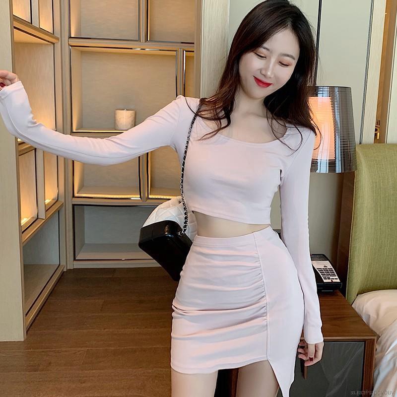 Bộ 2 món đồ thời trang gồm áo tay dài màu trơn và váy ngắn gợi cảm cho nữ