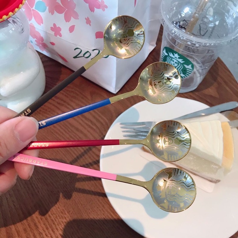 Set 4 chiếc thìa tròn họa tiết Starbuck độc đáo, chất liệu inox cao cấp cán màu (Kèm hộp đựng)