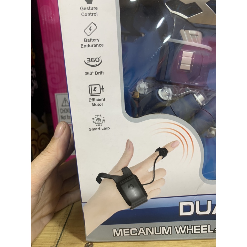 Xe ô tô địa hình điều khiển từ xa bằng cử động tay và tay cầm xoay 360 độ có nhạc và đèn