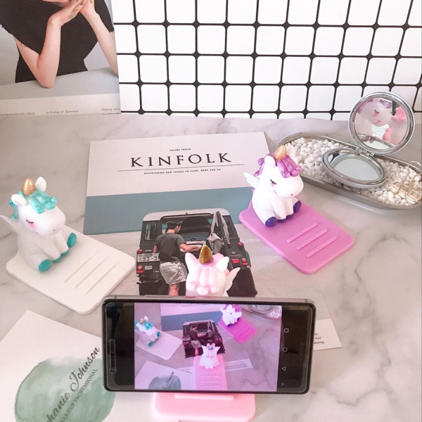 Giá đỡ điện thoại bằng nhựa PVC hình nhân vật hoạt hình dễ thương | BigBuy360 - bigbuy360.vn