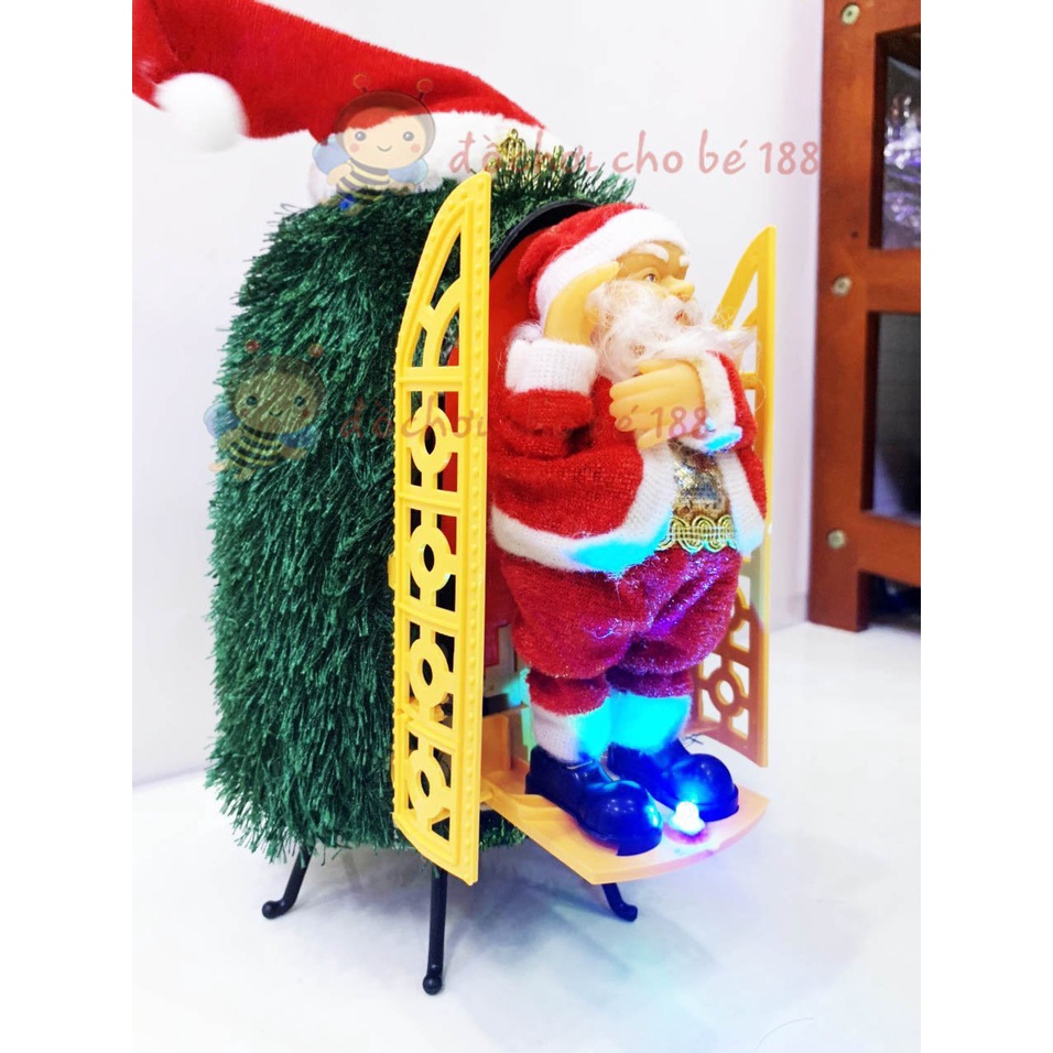 Một ông già Noel dễ thương sẽ ra khỏi cửa chào đón đêm noen kèm nhạc