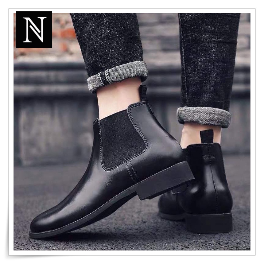 Chelsea boot màu đen da su đế khâu chắc chắn, có bảo hành full box.