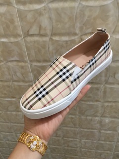 Giày slipon đen và trắng
