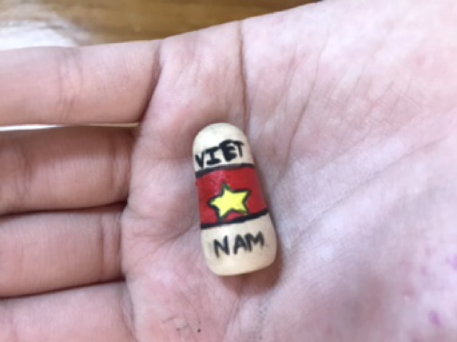 Búp bê gổ Nga tự vẽ