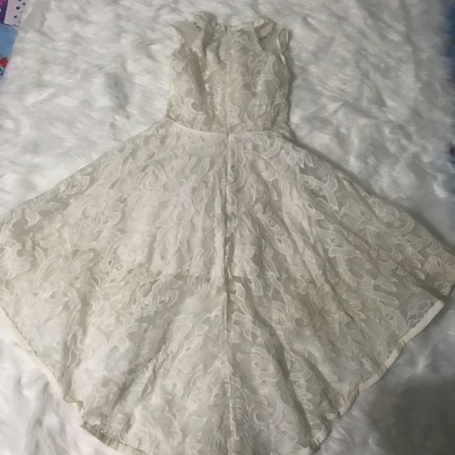 Đầm ren trắng đuôi cá