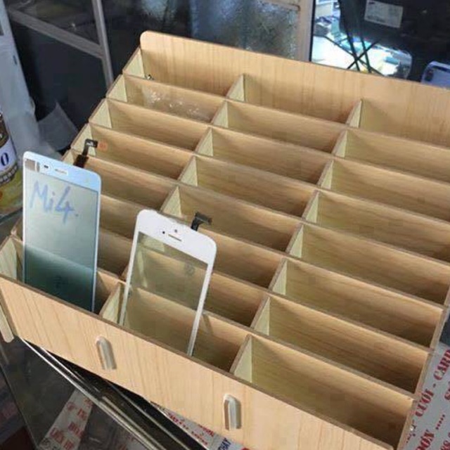 Kệ gỗ đựng linh kiện điện thoại