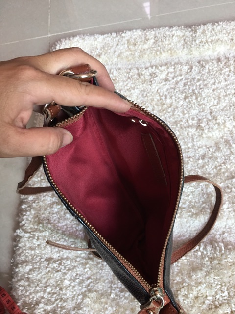 Túi đi da thật hiệu y hình đeo chéo