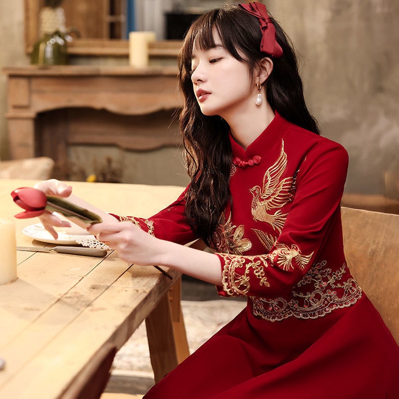 Đầm Cưới Tay Dài Hở Lưng Màu Đỏ Rượu Vang Phong Cách Trung Hoa Thời Trang Xuân Hè 2022