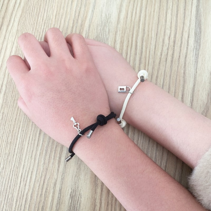 Set 2 Mặt Dây Chuyền Từ Tính Phù Hợp Với Cặp Đôi / Vòng Tay Tình Bạn / Bạn Thân