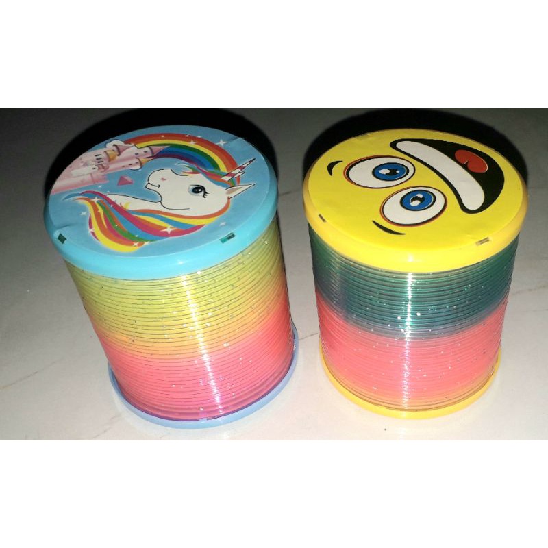 Một cái cầu vòng lò xo có đèn Led nhiều màu sắc loại 60mm bằng nhựa rất đẹp
