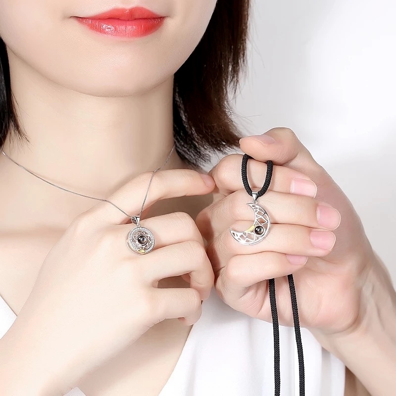 Set 2 Vòng cổ Mặt Trăng Và Mặt Trời Có Gắn 100 Ngôn Ngữ Thời Trang Cho Cặp Đôi