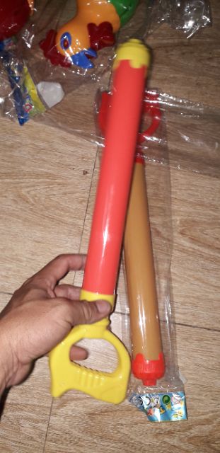 Một chiếc ống xịt nước bằng nhựa dài 36cm