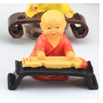 Chú tiểu cầm kỳ thi họa ngộ nghĩnh