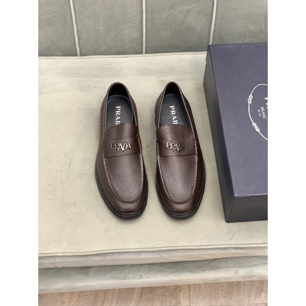 Giày lười nam da thật cao cấp PRADA với lớp da mềm mang đến sự thoải mái khi hoạt động