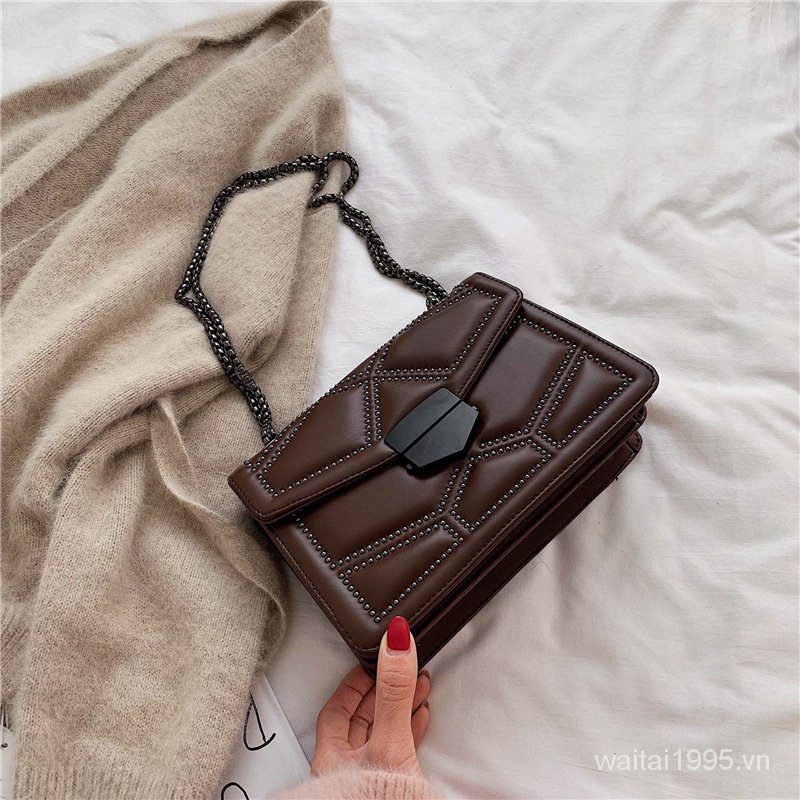 Túi Đeo Chéo Hình Vuông Cỡ Nhỏ Đính Đinh Tán Phối Dây Xích Thời Trang Mùa Đông Cổ Điển Cho Nữ