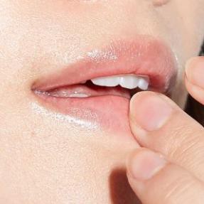 KEM DƯỠNG MÔI MUJICHÍNH HÃNG giúp ngăn ngừa khô môi, nứt nẻ môi