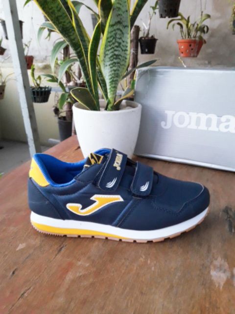 Giày thể thao hiệu Joma