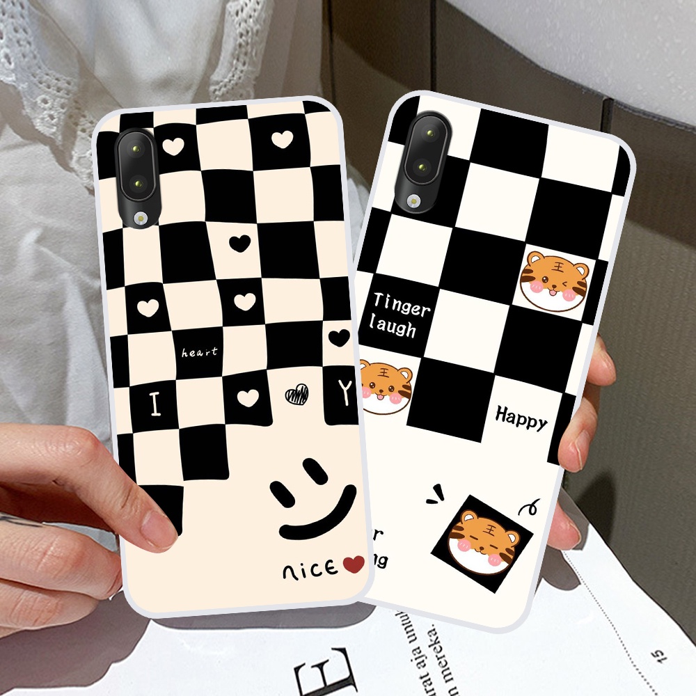 Ốp Vsmart Star in hình sọc caro, họa tiết đen trắng dễ thương