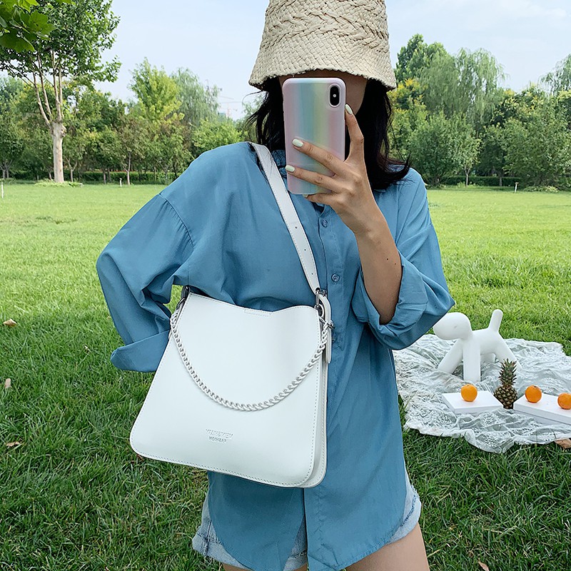 [CHỈ CÒN TRẮNG] Túi tote da dây xích cùng màu tặng kèm ví P030 | BigBuy360 - bigbuy360.vn